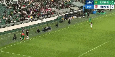 半岛体育-胡荷韬禁区边缘对王刚犯规，裁判出示黄牌警告