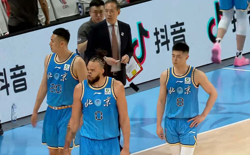 半岛体育app-CBA疯狂一夜:上海战胜北京夺19连胜,广厦又输广东,排名变乱了